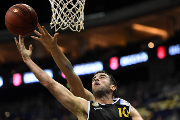 国足站在 国足站在